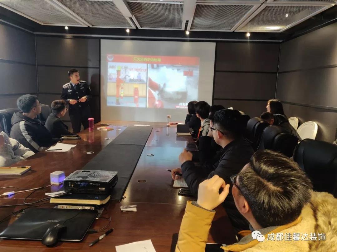 教官讲授灭火器使用方法 教官讲授灭火器使用方法
