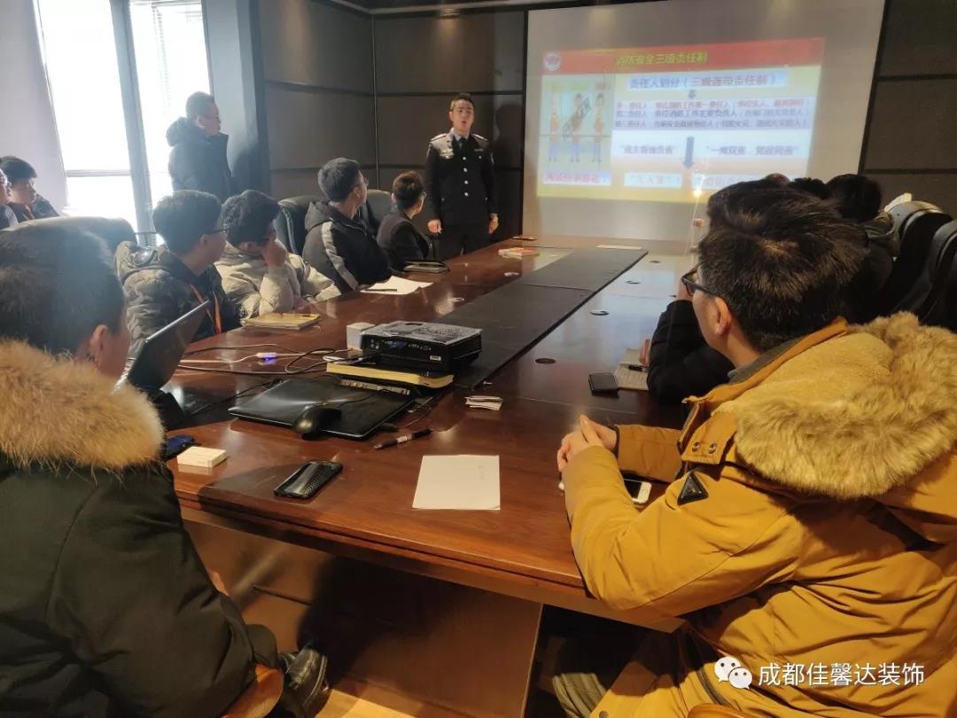 教官讲解消防安全责任制 教官讲解消防安全责任制